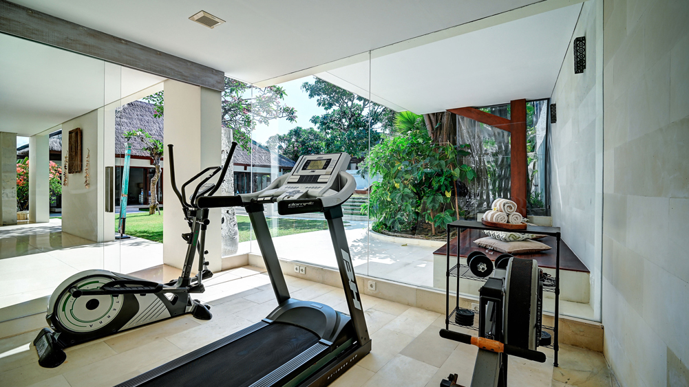 Casa Evaliza - Private gym looking over the lawn